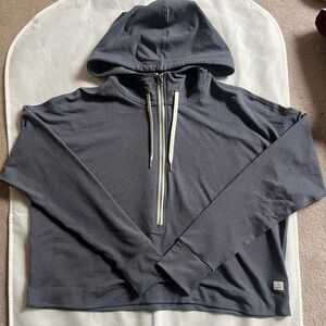 Vuori Vista half zip in color Azure heather